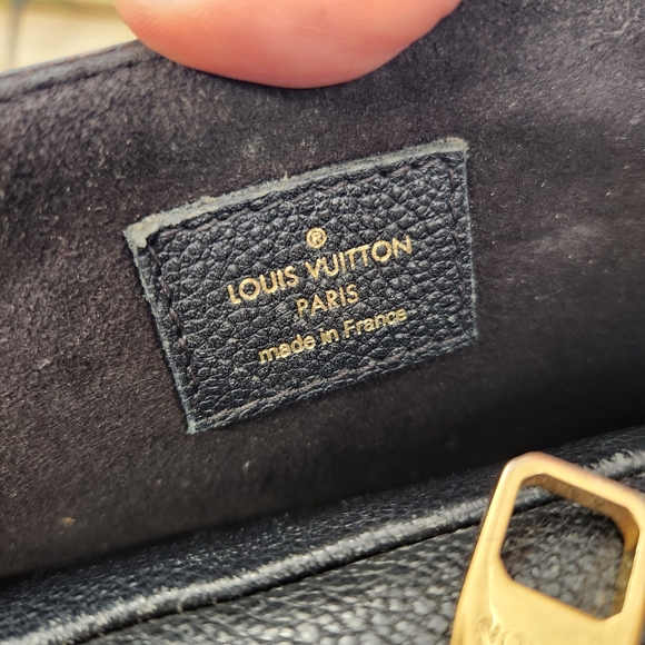 Louis Vuitton Alma B'N'B - Picture 10 of 15